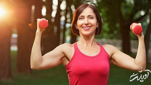 تمرین زن میانسال با دمبل